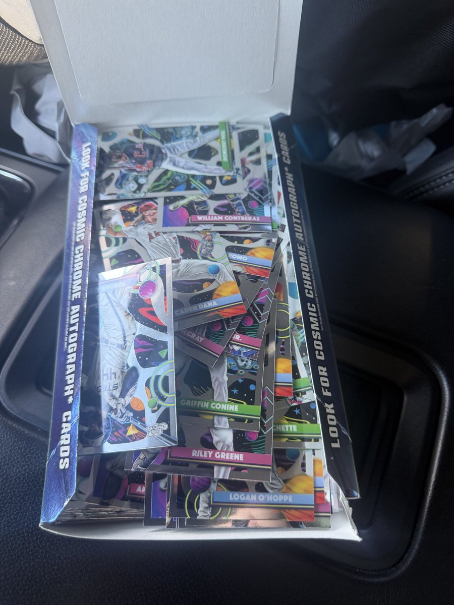 razkbknation's tweet photo. @Topps making us pay 700$+ for this cosmic chrome and not even a guaranteed auto.  @GWR I should be put in your record book for the lowest ROI with this hobby box from @Topps.  Pathetic! https://t.co/3Y0ViksLYo
