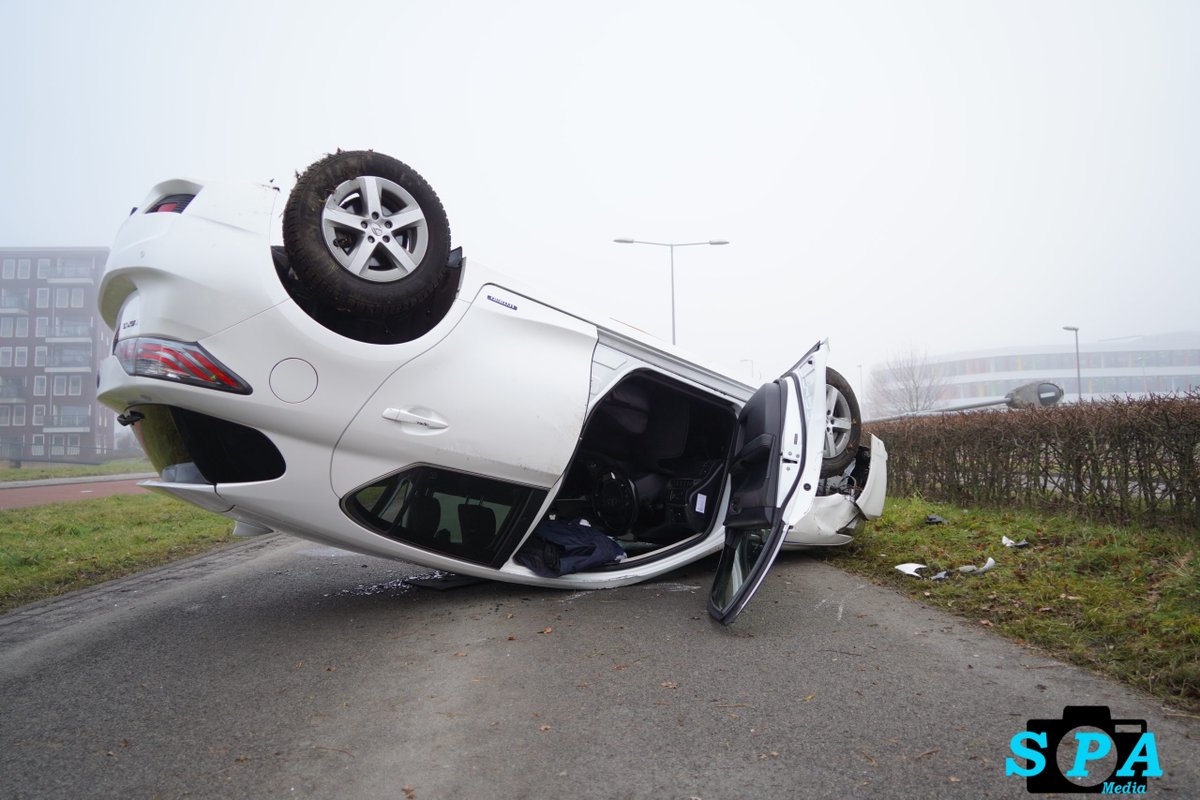 Auto over de kop na onwelwording, slachtoffer wordt gereanimeerd