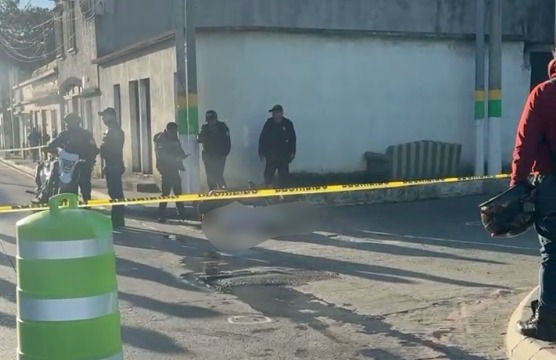NoticieroTele's tweet photo. Durante la mañana de este martes, un hombre que se desplazaba en motocicleta fue asesinado con arma de fuego en la zona 1 de San Miguel Petapa, Guatemala.
El ataque fue perpetrado por sujetos desconocidos y ocurrió en la vía pública. #internacionales #NoticieroTelemas https://t.co/77vLuv3OLB