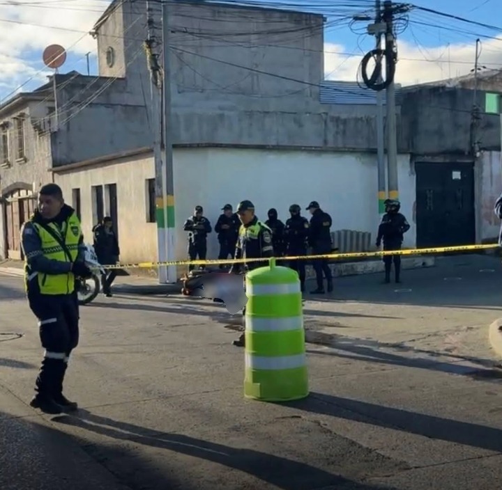 NoticieroTele's tweet photo. Durante la mañana de este martes, un hombre que se desplazaba en motocicleta fue asesinado con arma de fuego en la zona 1 de San Miguel Petapa, Guatemala.
El ataque fue perpetrado por sujetos desconocidos y ocurrió en la vía pública. #internacionales #NoticieroTelemas https://t.co/77vLuv3OLB