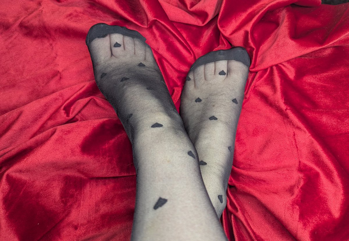 FoxiFeet00's tweet photo. Herzchen-Nylons: Süß &amp; extrem nass. 👩‍🦰🖤
​Meine Strumpfhose ist bereit für einen neuen Besitzer. Intensiv getragen &amp; voller Aroma. 💦
​Hier shoppen: https://t.co/nj8PaTTkUd📦
​#Nylons #Creamy #Kupferhaar #Feeterie https://t.co/tz1RsXCY6g