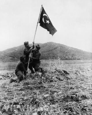 Hayattaki en büyük aile aynı toprakları paylaştığın milletindir. Milletinle seni bir araya getirerek aile yapan da göklerde salınan bayrağındır. 🇹🇷

#BayrakNamustur