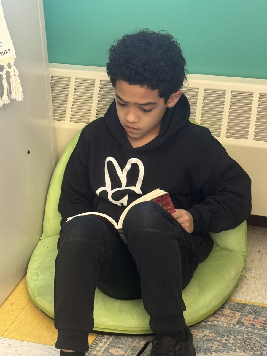 missgoldman19's tweet image. Reading Time @ReadWithMalcolm @PSDRI_Schools @ClassroomChamps #bettergetsbetter #reading #readwithmalcolm #readbowl #classroomchampions #macytarltonchamps