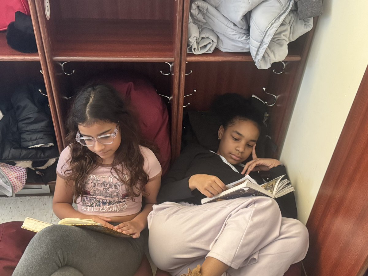 missgoldman19's tweet image. Reading Time @ReadWithMalcolm @PSDRI_Schools @ClassroomChamps #bettergetsbetter #reading #readwithmalcolm #readbowl #classroomchampions #macytarltonchamps