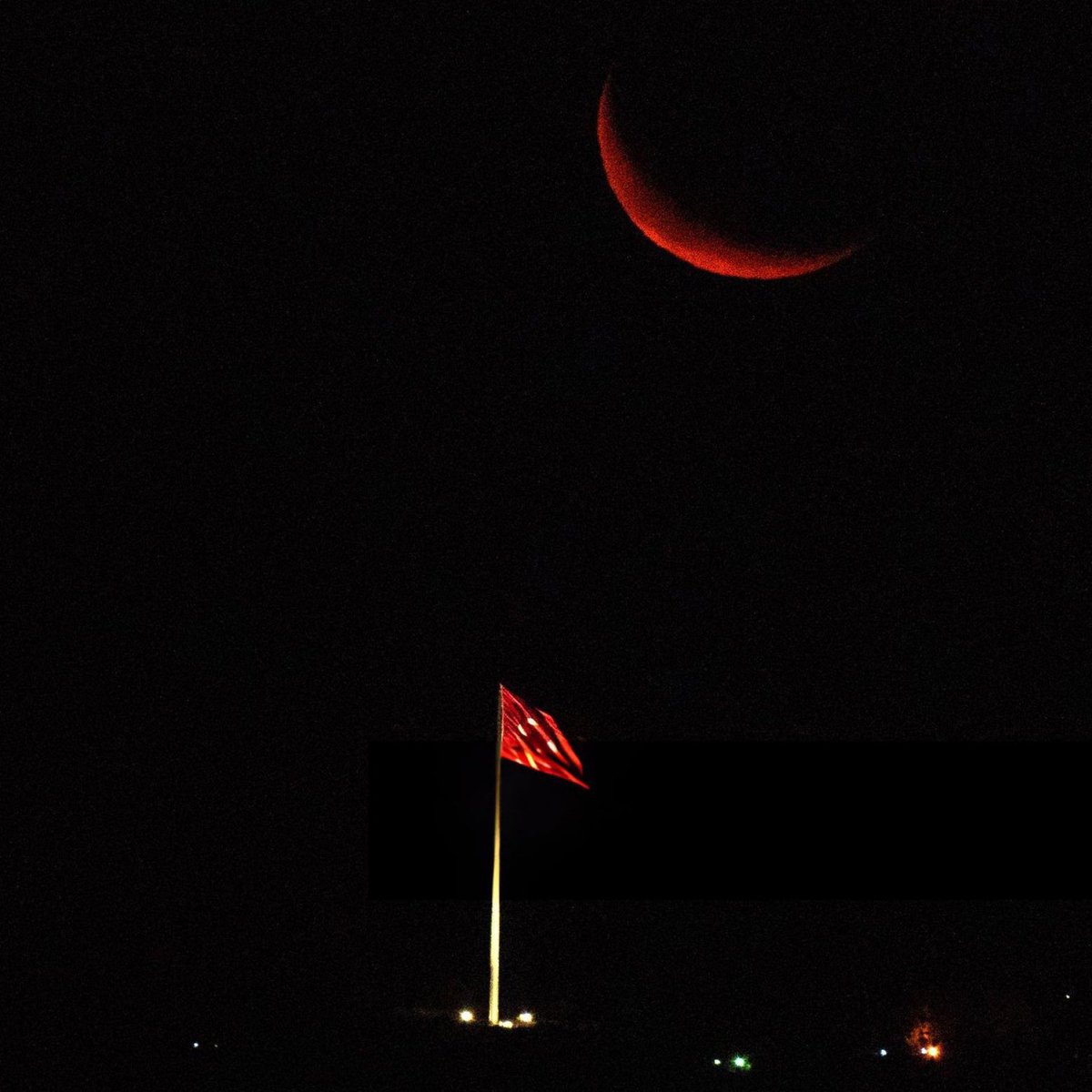 Dalgalan sen de şafaklar gibi ey şanlı hilal!