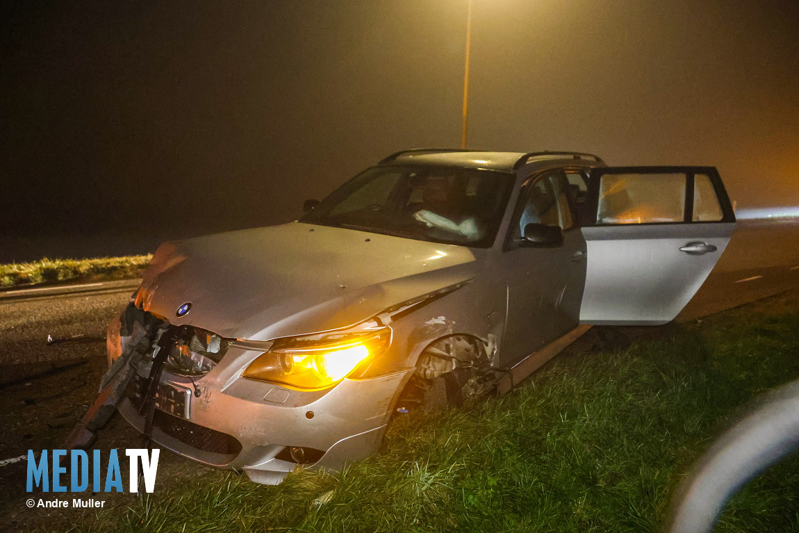 Voertuig veroorzaakt grote ravage na botsing op de dijk