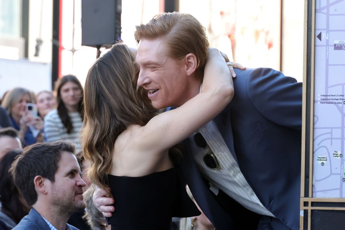 Boxreport's tweet photo. Para os fãs de 'Questão de Tempo'!

Domhnall Gleeson na entrega da estrela de Rachel McAdams na Calçada da Fama. https://t.co/EVziDqYWvX