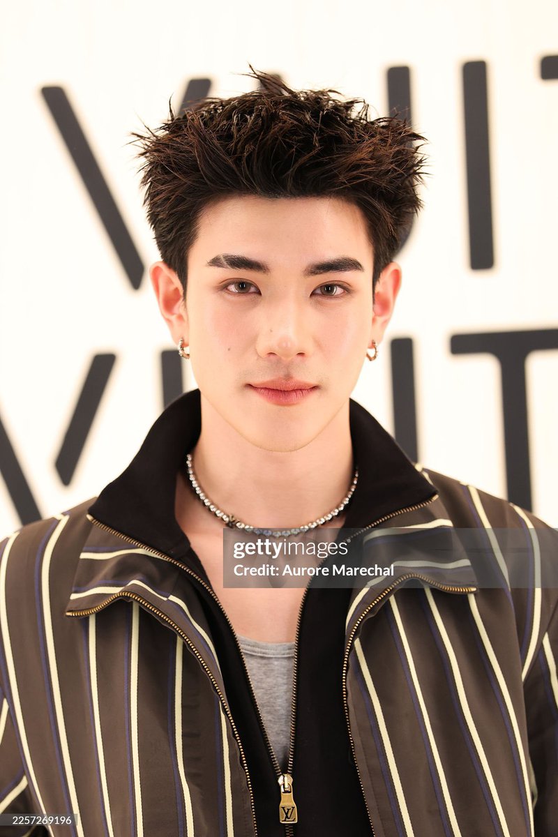 FourthOfficiall's tweet image. พี่โฟร์ท จอ สระ อึ้ง จึ้ง มากกกกก!!!!
หล่อแบบมี VAT หล่อแบบมีมูลค่ามากกกกกก🫠🫠

FOURTH LV FRONT ROW PFW26
#LVMENFW26xFOURTH #LVMenFW26 
#LouisVuitton #Fourthnattawat