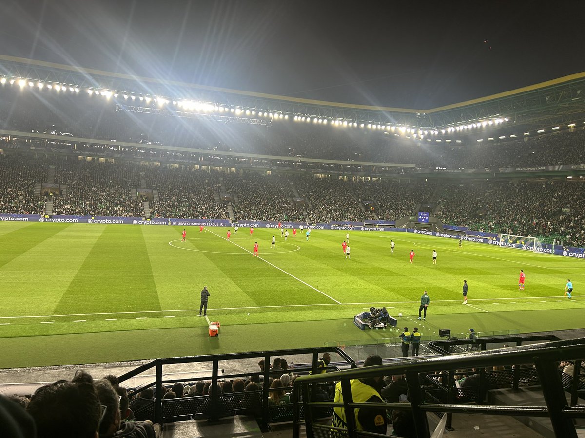 Impressionante a dimensão física do PSG na recuperação defensiva e duelo pós perda, não permite nada ao adversário. Ao SCP falta quem crie ameaça a atacar espaço a longa distância - fica impossível respirar assim.