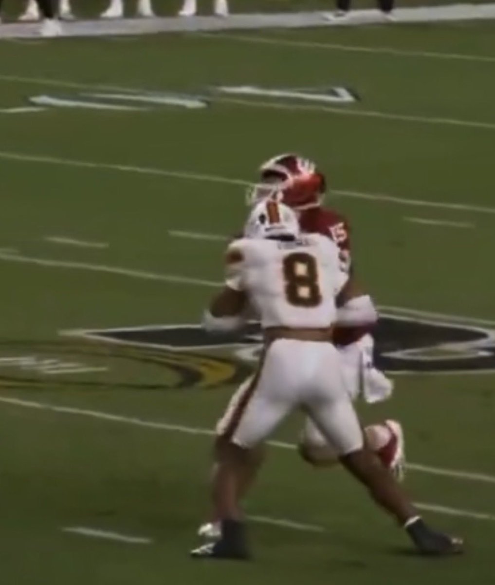 peydon21's tweet photo. @lu33_mia @wooferz12 @rfgesq @GrantReacts1 He lunged at Mendozas head, Mendoza isn’t blocking, the play is going the other way bozo he was faking the hand off, to which Thomas had much time to realize he wasn’t carrying the ball https://t.co/se4FRcCUxc