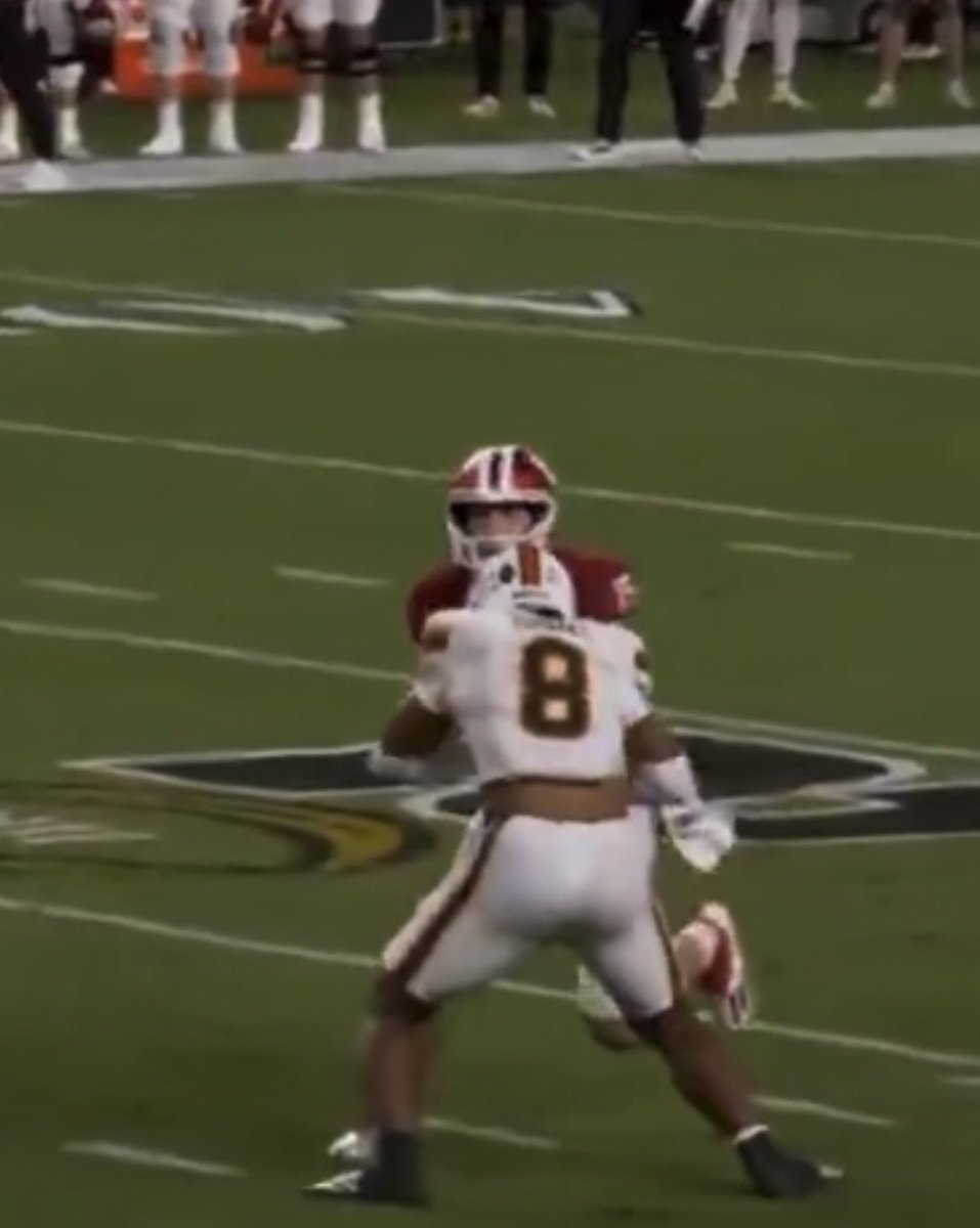 peydon21's tweet photo. @lu33_mia @wooferz12 @rfgesq @GrantReacts1 He lunged at Mendozas head, Mendoza isn’t blocking, the play is going the other way bozo he was faking the hand off, to which Thomas had much time to realize he wasn’t carrying the ball https://t.co/se4FRcCUxc