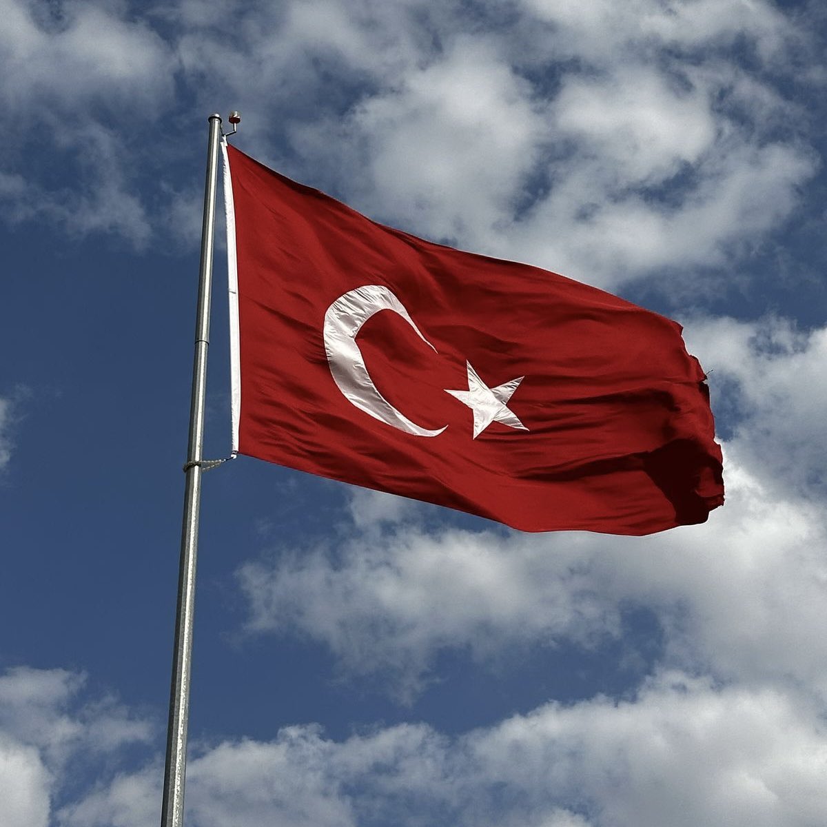 Ah ah bu kadarmı ağrınıza gidiyor bu renkler bu bayrak, her bir karışı şehitiyle dolmuş taşmış anlı şanlı Türk Bayrağı, her daim göklerde salınacaktır. And olsun Türk olduğumuza and olsun bayrağımıza