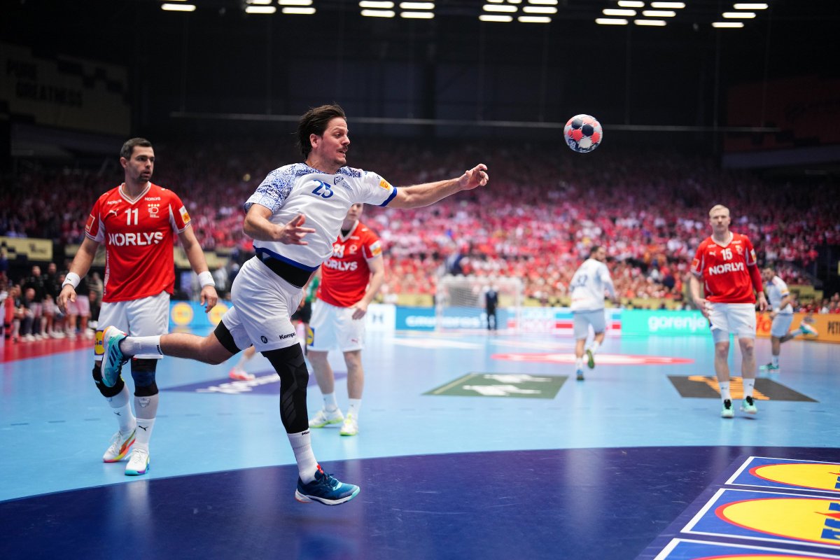 🇵🇹🤾‍♂️ Um feito absolutamente épico. Um pequeno grupo de rapazes contra uma nação de andebol. A vitória de Portugal contra a Dinamarca (31-29), tetracampeã do mundo, só confirma aquilo que já desconfiávamos: há poucos melhores que nós. Arrepiante