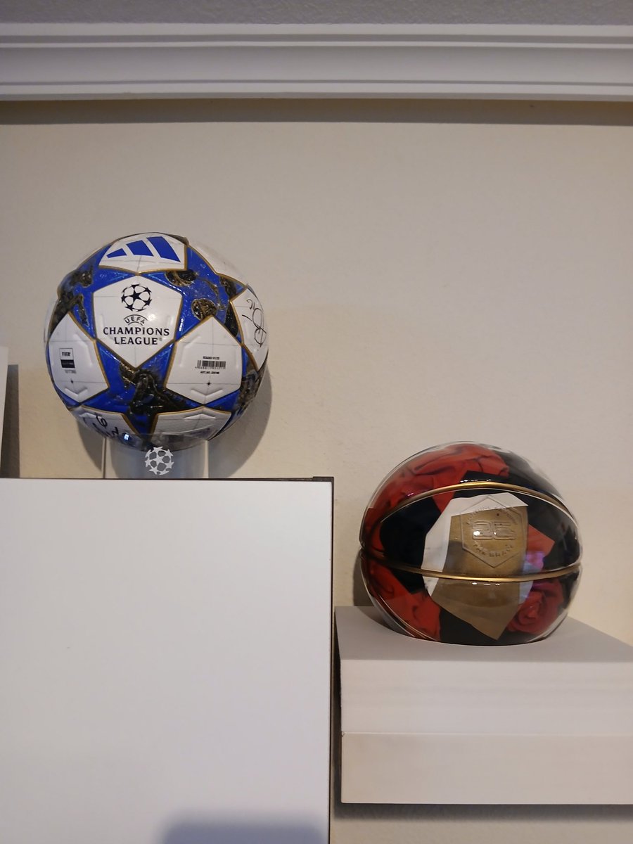 Very happy with the ball received this weekend. LOOKS VERY GOOD!! Thanks <a href="/sixers/">Philadelphia 76ers</a> and <a href="/victorsolomon/">victor solomon</a> fits perfectly next to the signed <a href="/Atleti/">Atlético de Madrid</a> ball i won.  <a href="/cryptocomnft/">Crypto.com NFT</a>  #UCLwithCryptoCom Happy to be part of the pride <a href="/LoadedLions_CDC/">Loaded Lions</a> !!