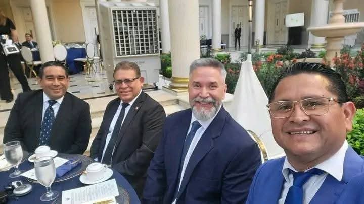Juramos_vencer's tweet photo. #ENGAÑADORES MERCADERES DE LA FE, ALIADOS CON EL PODER INJUSTO, CORRUPTO Y OPRESOR.

 ¿CÓMO ACTÚAN LOS ENGAÑADORES? Tienen apariencia de piedad...pero tuercen las Escrituras para justificar el pecado de los opulentos y de quienes permanecen corrompidos con el poder,  👇

1 de 3 https://t.co/Q5R7B2Yrgs
