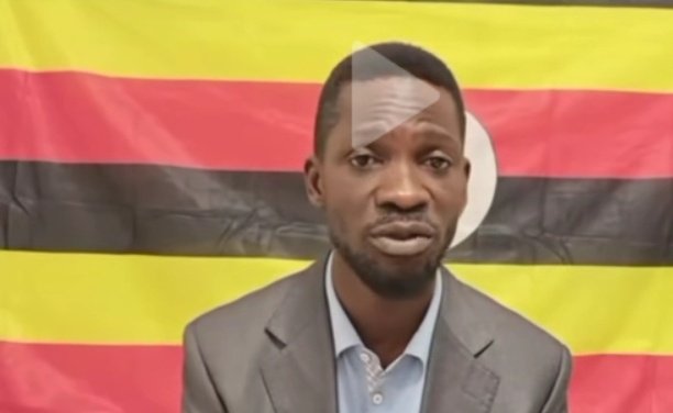 AidenOwa's tweet image. Kyagulanyi Bobi Wine unknowingly goes off script during AlJazeera interview @AlJazeera

Hasn't changed clothes yet he escaped in Suit , Ssebo Protest Vote mye , Besigye was real opposition 🫣
Frame 1 Black clothes 
Frame 2 Suit 
#UgandaElections #ugdecides2026 #المغرب_السنغال