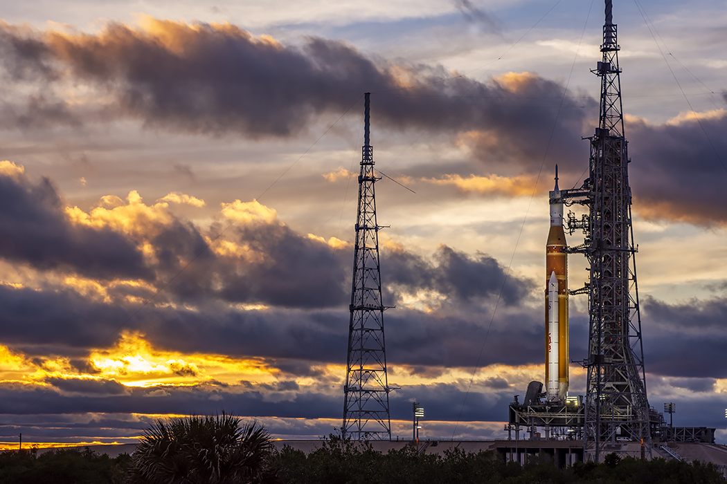 LaunchPhoto's tweet image. Artemis II at sunset on pad 39B.

(@ulalaunch photo)