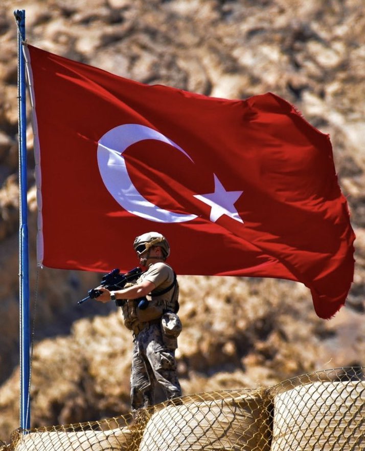 Ey mavi göklerin beyaz ve kızıl süsü,
Kız kardeşimin gelinliği, şehidimin son örtüsü,
Işık ışık, dalga dalga bayrağım!
Senin destanını okudum, senin destanını yazacağım.
Sana benim gözümle bakmayanın
Mezarını kazacağım.
Seni selamlamadan uçan kuşun
Yuvasını bozacağım.