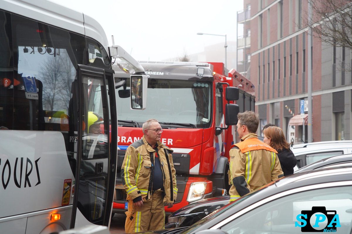 Persoon bekneld in kleine touringcar
