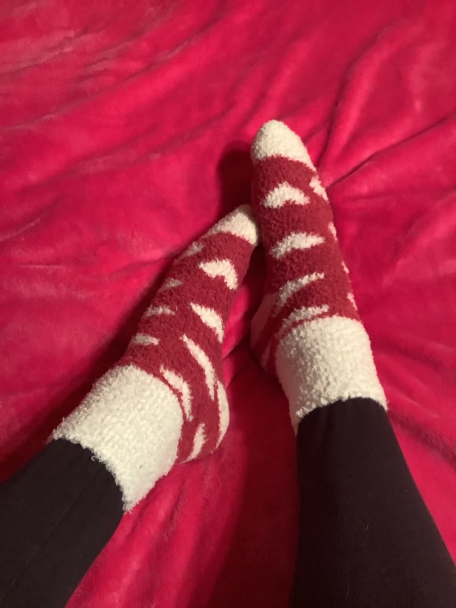 pfsandfs's tweet photo. At least my feet are cute and warm ❤️
#fuzzysocks #cutesocks #heartsocks #fluffysocks #tights #leggings https://t.co/JmBexZZSTq