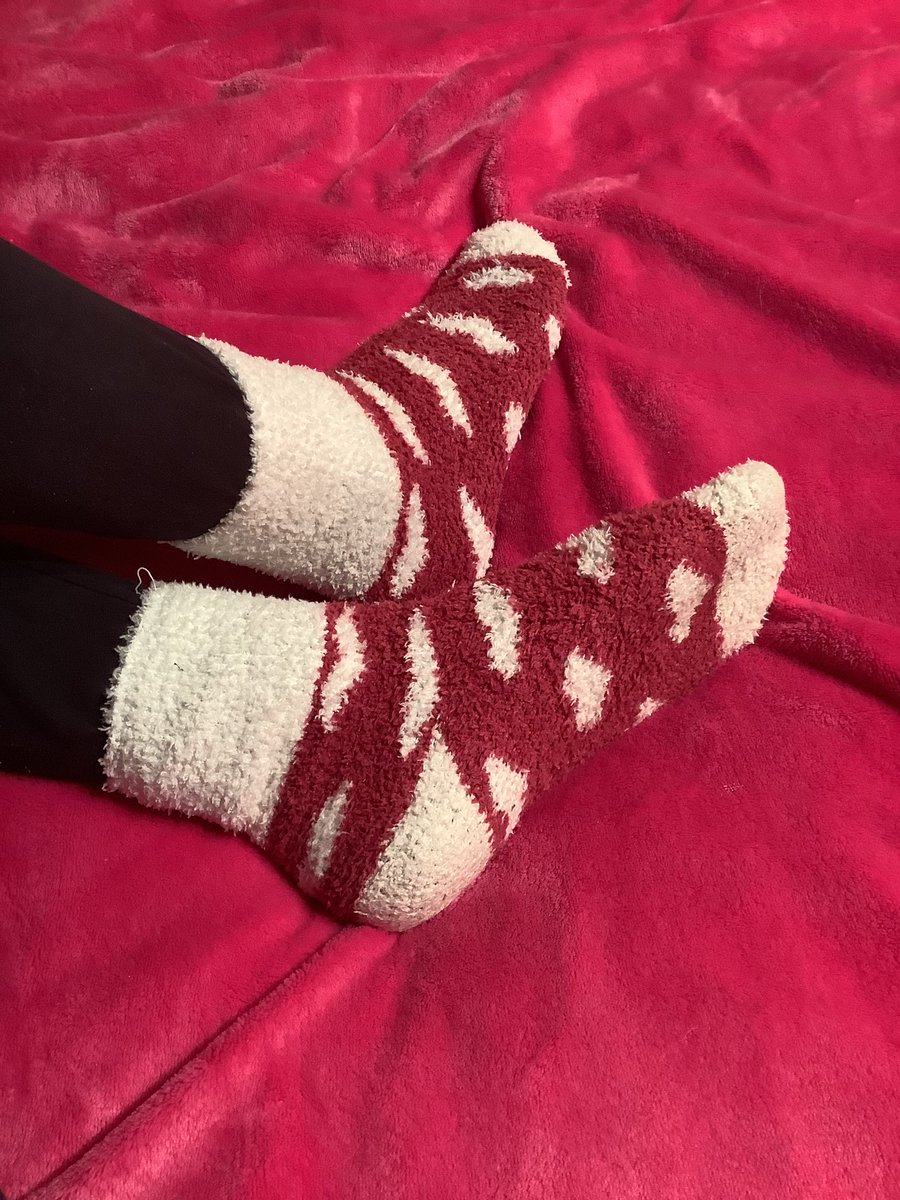pfsandfs's tweet photo. At least my feet are cute and warm ❤️
#fuzzysocks #cutesocks #heartsocks #fluffysocks #tights #leggings https://t.co/JmBexZZSTq