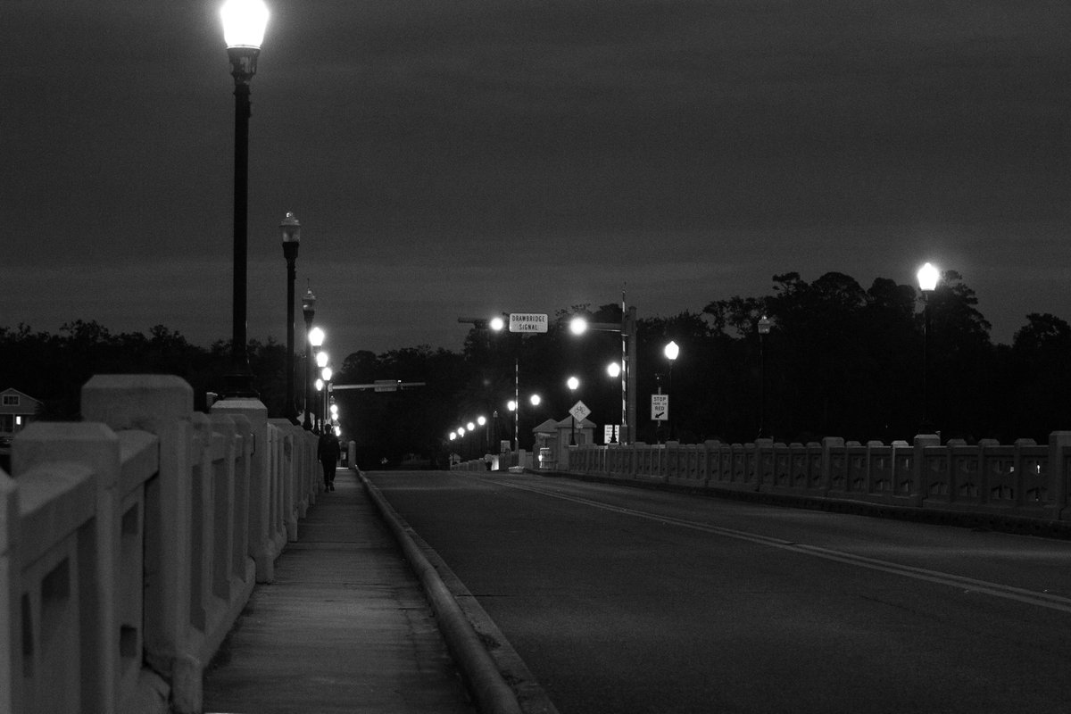 Spostare La Luce

Dall'altra parte del sole
il platino argenteo luminoso del cielo
riflette la luce artificiale come laser sottili
dirigere il ritmo del nostro
rapidi movimenti oculari verso
il caldo cammino della tolleranza aggraziata