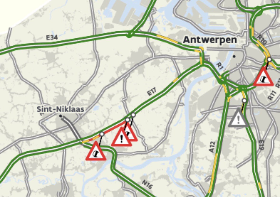 In de staart van de file op de #E17 voor Haasdonk is nu ook nog eens een ernstig ongeval gebeurd. Daar is een bestelwagen ingereden op een vrachtwagen. Ook daar is de snelweg nu versperd. Naar Antwerpen vanuit Gent? Vermijd de #E17 bij Haasdonk!