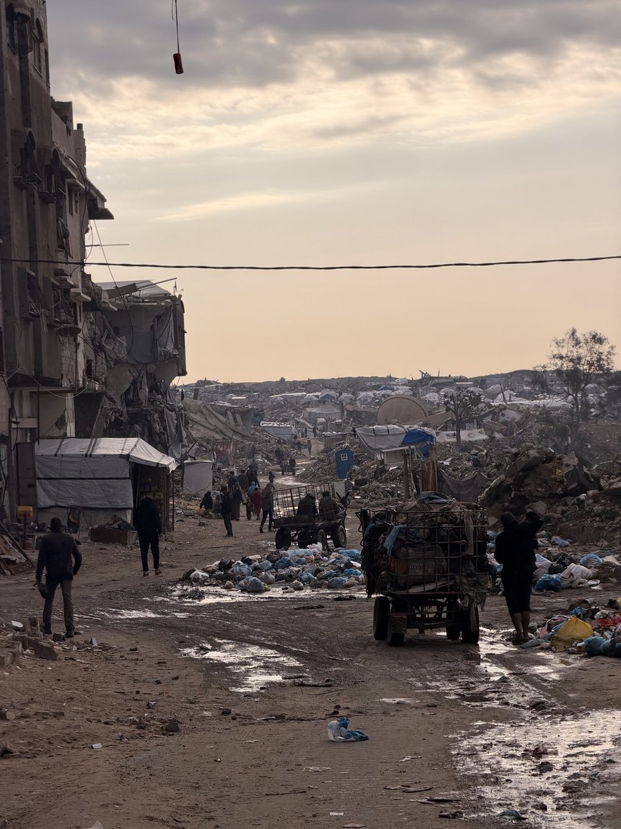 ezzingaza's tweet image. Today I feel an exhaustion that no sentence can heal.
The words refuse to come, as if my soul itself has fallen silent.
And so I decided to take a photograph instead, for sometimes one image bears the weight of a thousand confessions that language is too weak to carry.…