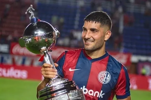 🗣️ "A San Lorenzo lo veo bien, obviamente con los momentos de dificultad que tuvo, pero creo que está en un proceso de reconstrucción a nivel institucional con la nueva dirigencia para arreglar todo también a nivel futbolístico.

Siempre estoy cerca del club, cerca de volver,
