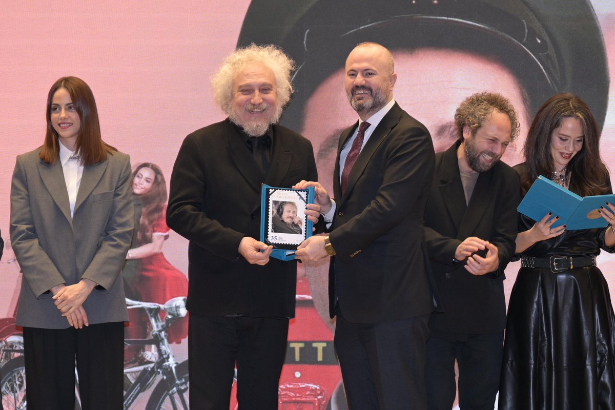 hakangulten's tweet photo. Teşkilatımızdan emekli olan Postacı Osman Aksu’nun sıcak ve samimi hikâyesini anlatan “Bak Postacı Geliyor” filminin özel gösterimine ev sahipliği yapmaktan büyük memnuniyet duyduk.

Ulaştırma ve Altyapı Bakanımız Sayın @a_uraloglu’nun katılımıyla; filmin yapımcısı, yönetmeni ve değerli oyuncu kadrosu ile kıymetli çalışma arkadaşlarımızın bir araya geldiği bu anlamlı gecede, sevgiyi, güveni, emeği ve insani bağları odağına alan bu özel anlatıyı beyaz perdede izlemenin mutluluğunu yaşadık.