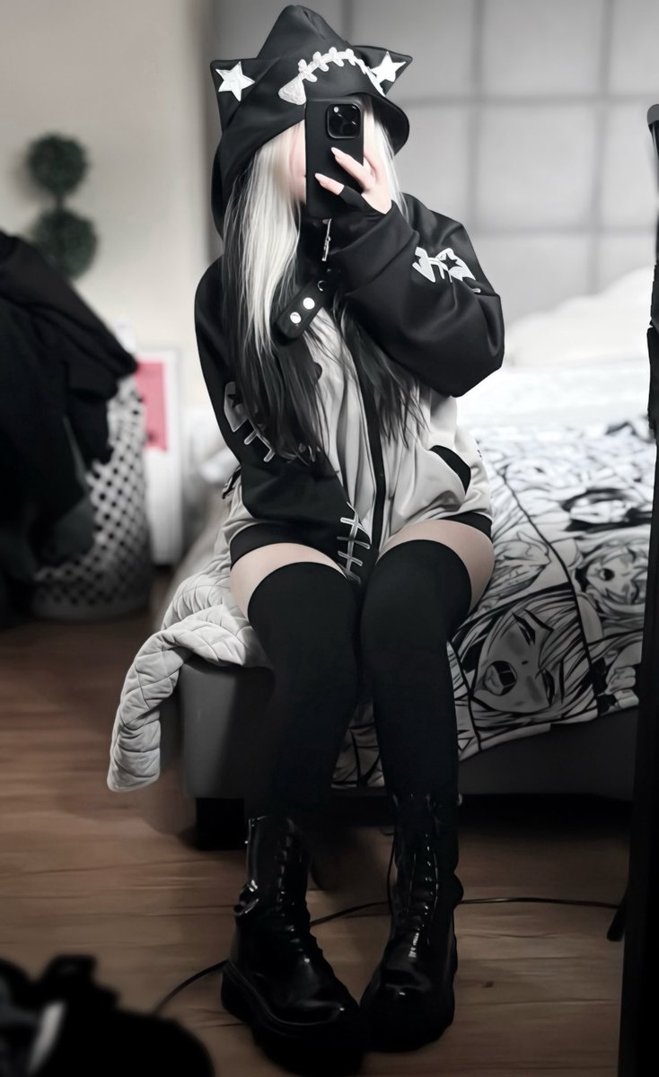 ChysaiVT's tweet image. Fit check! 🖤🐾