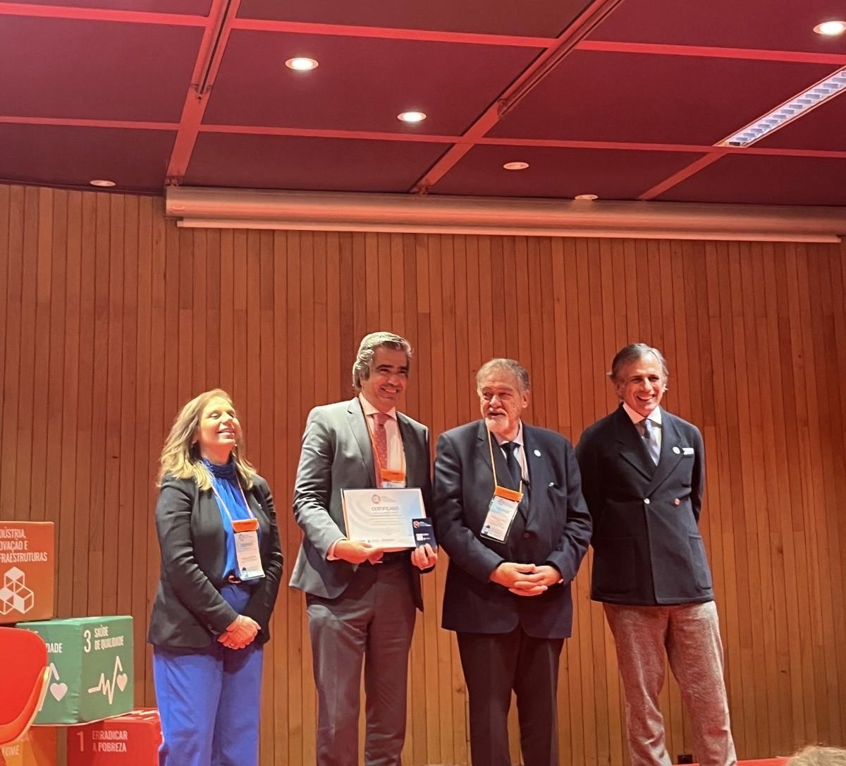 profjjmendes's tweet photo. Hoje fui nomeado Embaixador ODS – Objetivos de Desenvolvimento Sustentável, com especial responsabilidade na concretização do ODS 3 “Saúde e Bem-Estar”.

Na Egas Moniz School of Health & Science, este compromisso não é simbólico, é estrutural. Temos trabalhado de forma consistente na promoção da saúde ao longo do ciclo de vida, integrando ensino, prática clínica, investigação e impacto comunitário, com forte foco na prevenção da doença, literacia em saúde, redução das desigualdades no acesso aos cuidados, envelhecimento ativo e na ligação entre saúde oral, saúde sistémica e saúde pública, numa clara abordagem One Health.

Este trabalho concretiza-se diariamente com os nossos docentes, alunos e colaboradores não docentes, através das nossas clínicas universitárias, hospital, empresas e laboratórios com missão social, da investigação científica com impacto internacional, da formação de profissionais de saúde qualificados e eticamente comprometidos e de projetos comunitários que colocam as pessoas no centro das políticas de saúde.

Os Embaixadores ODS são nomeados pelo conhecimento e compromisso com a implementação da Agenda 2030 das Nações Unidas, uma responsabilidade que assumo, em nome da Egas Moniz, com sentido de serviço público.

A cerimónia decorreu hoje, integrada na conferência do 10.º aniversário da Aliança ODS Portugal, realizada na Culturgest, em Lisboa.

#ODS3 #SaúdeEBemEstar #Agenda2030 #OneHealth #Sustentabilidade #EgasMoniz #AliançaODSPortugal