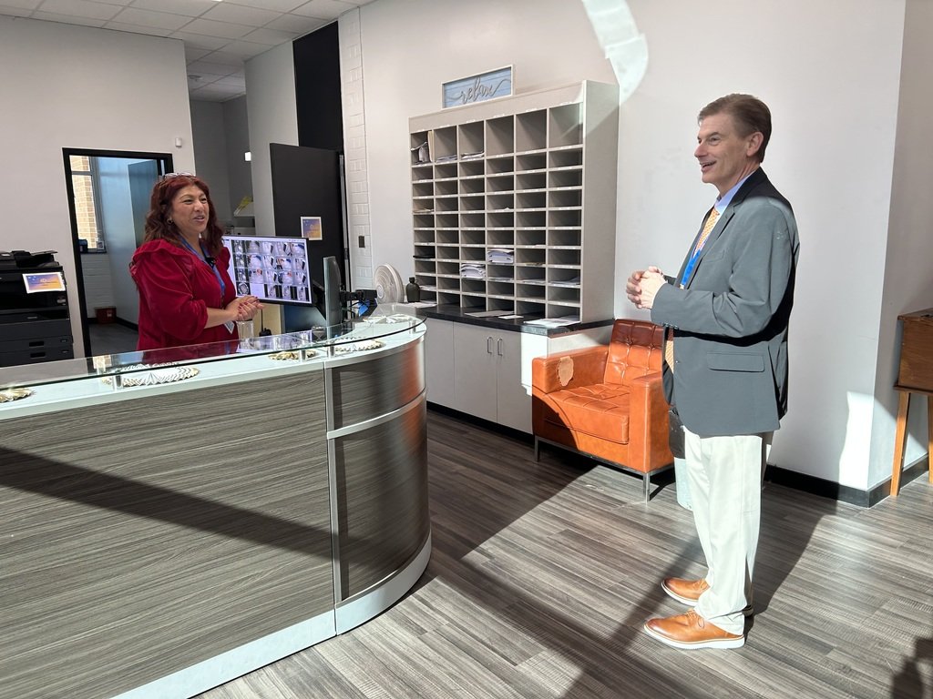 LCSJackets's tweet photo. Day one in the schools.
Interim Superintendent Dr. Rodney Shotwell spent time visiting and connecting with students and staff across Lexington City Schools — listening, learning, and supporting the important work happening every day. 💙🧡
#ThriveInTheHive #BeSomebody https://t.co/P8ZtMpGQrU