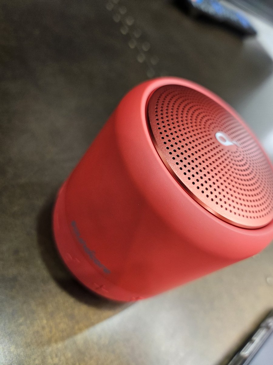 新しく仲間入りした
スピーカー🔊
低音の悪さがなんとも··w(爆)😂

ま。でもコンパクトで使いやすさは良い‼️

いつもjblを使ってるんだけど、
少し飽きちゃったので
違う所のやつを✨

以外にこれで通話機能がすぐれているw
やっぱりスピーカーもメーカーに
よって全然違うから面白い～