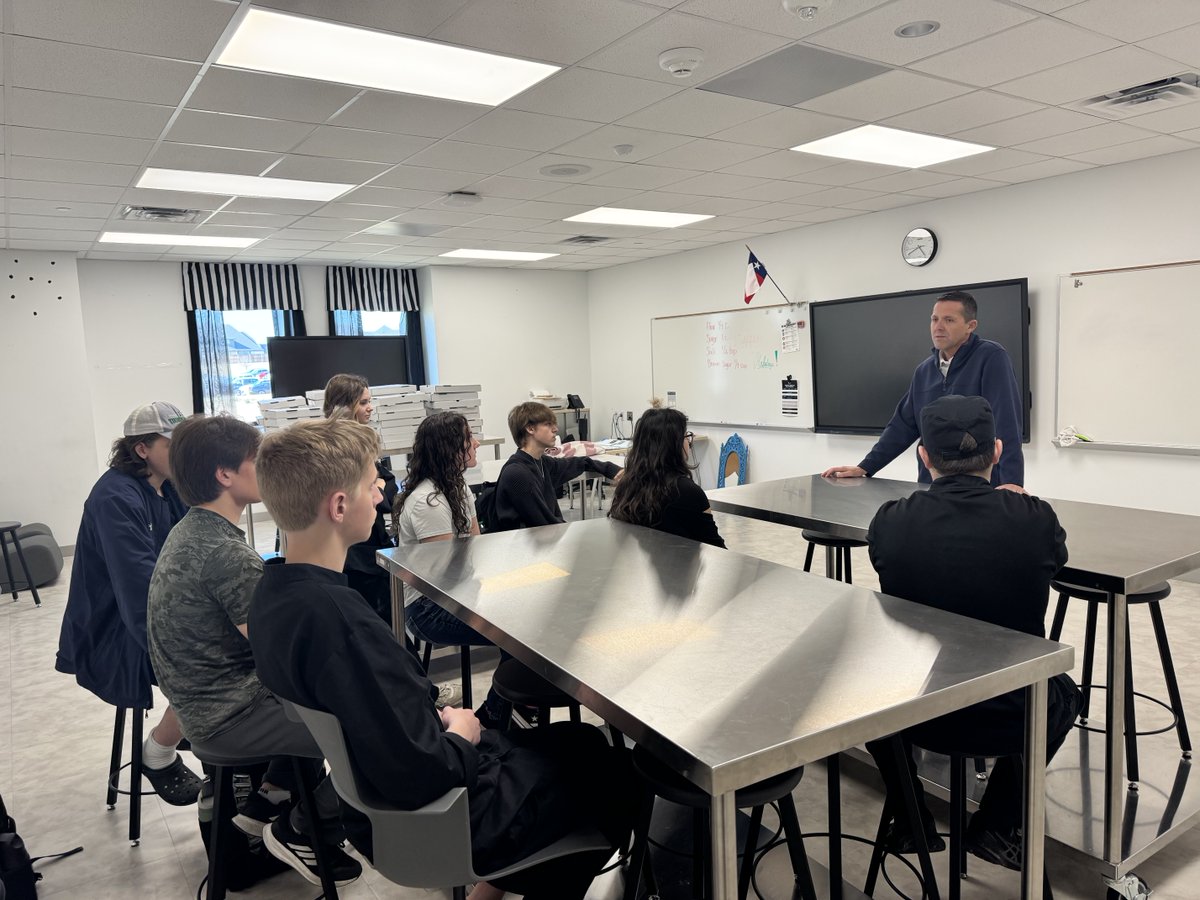 A good “pre-game” speech to the teams about pivoting in life; curveballs happen &amp; how you react matters. Thank you ⁦<a href="/coachtallison/">Tommy Allison</a>⁩ for spending time with/ us today! ⁦<a href="/hsbbqinc/">High School BBQ Inc</a>⁩ ⁦<a href="/TothDustin/">Dustin Toth</a>⁩ ⁦<a href="/WalnutGroveHS/">Walnut Grove High School</a>⁩ ⁦<a href="/PISD_Athletics/">ProsperISDAthletics</a>⁩ ⁦<a href="/Chip_Peeples/">Chip Peeples</a>⁩