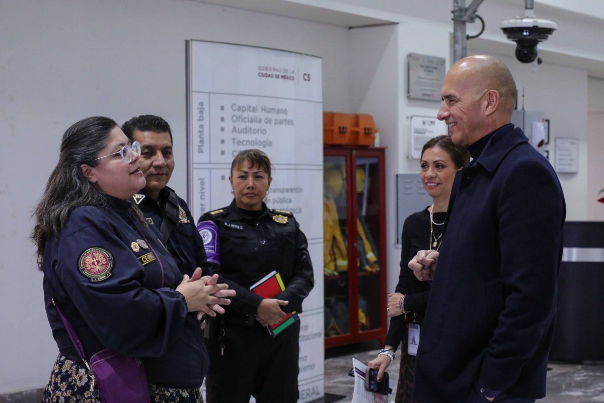 guerrerochipres's tweet photo. En la Ciudad de México, trabajamos para proteger a todas las mujeres que viven y transitan la capital.
Desde el @C5_CDMX nos ponemos #GafasVioleta y mantenemos coordinación con todo el gabinete del @GobCDMX, que encabeza @ClaraBrugadaM
Con el objetivo de fortalecer herramientas de atención como el *765 y el #911CDMX, recibimos la #VisitaCívica de la Dra. Michelle Guerra, titular de la Unidad Especializada de Género de la @SSC_CDMX
#C5CorazónDeLaCDMX
