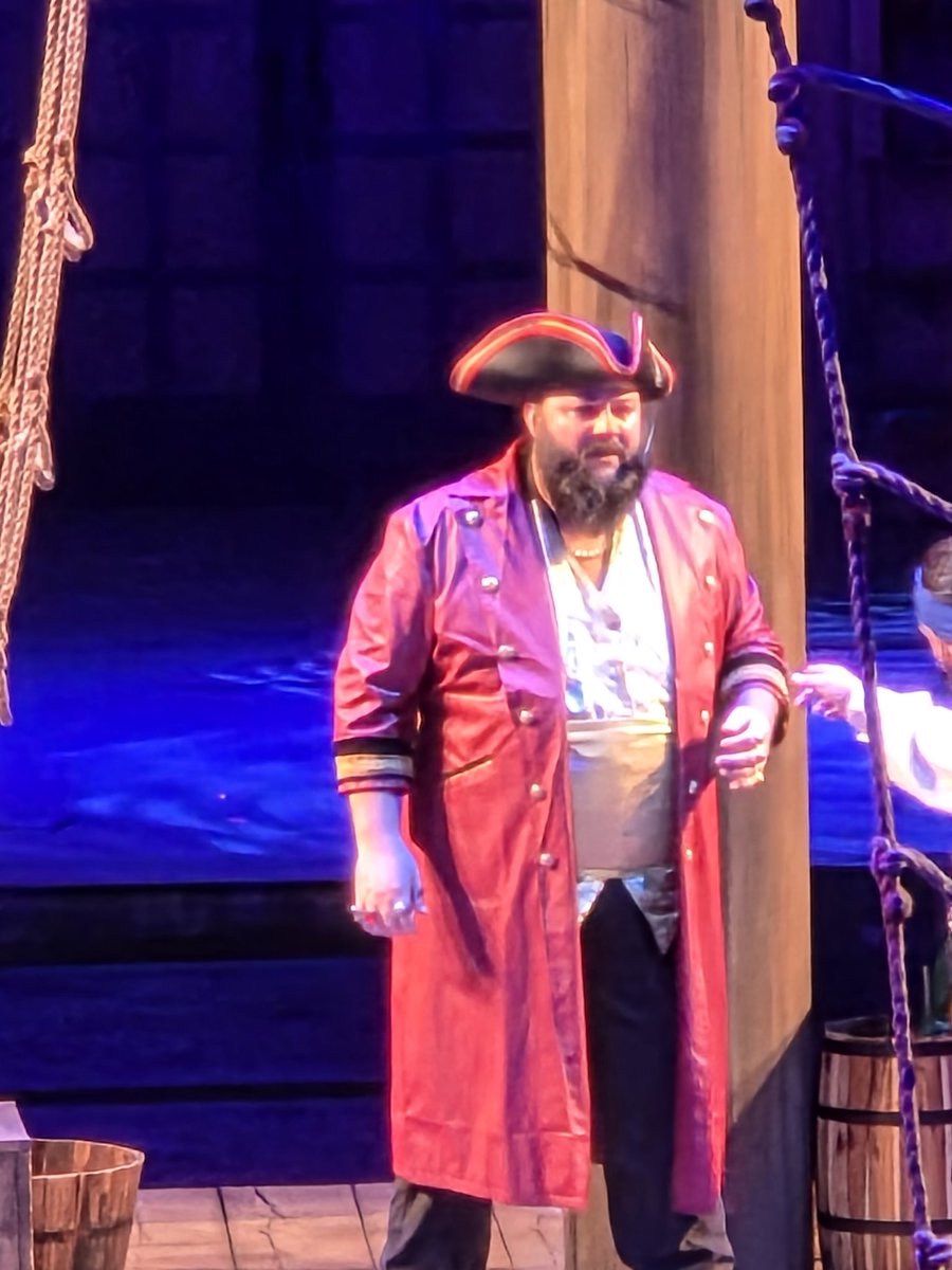 broctologist's tweet image. Went to Pirates Voyage in Panama Beach over break. Was so excited to see that @fleccas was spending his break playing the pirate captain. @RichardRatBoy1