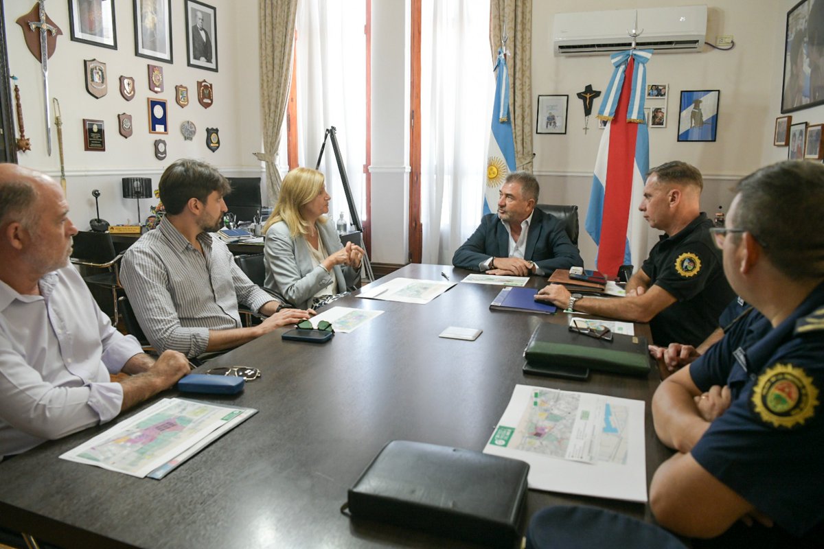 🧉| FIESTA NACIONAL DEL MATE | La intendenta Rosario Romero se reunió con el ministro de Seguridad, Néstor Roncaglia, para planificar el operativo de seguridad de la Fiesta del Mate.
entreriosahora.com/disenan-el-ope…