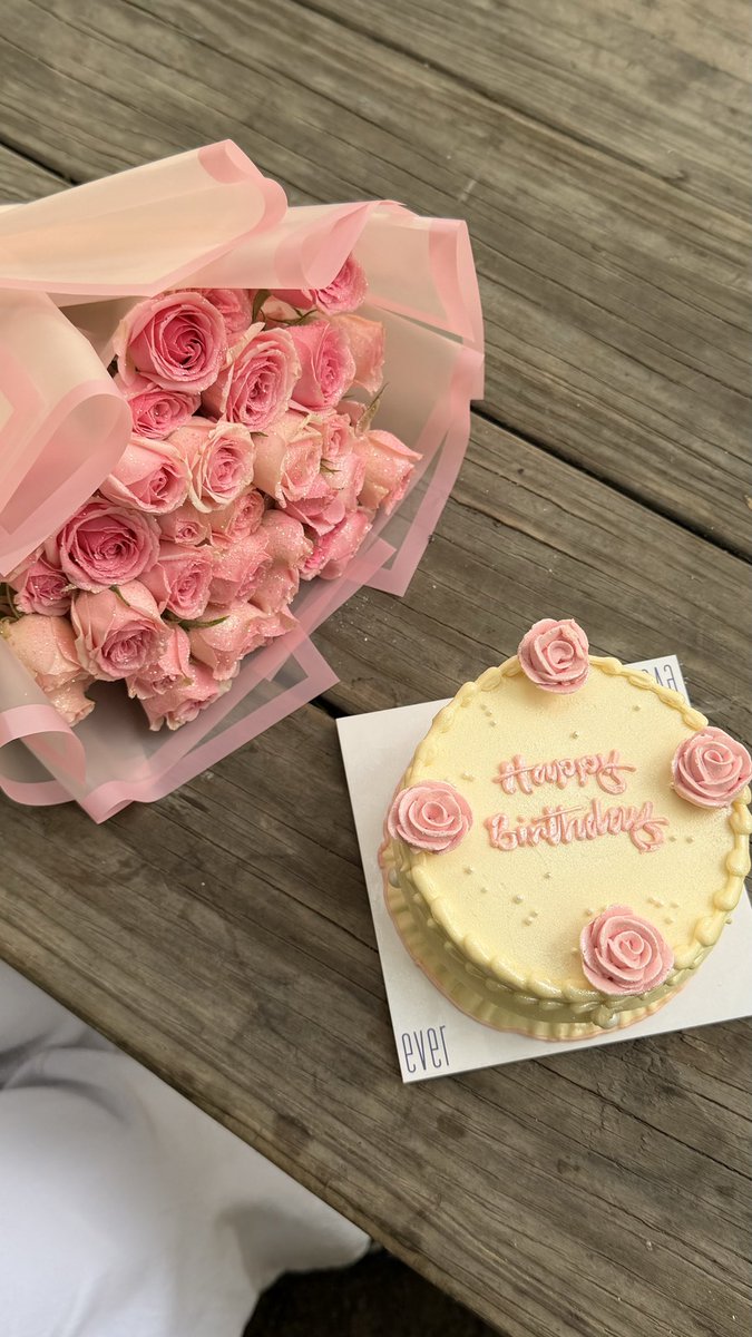 daliaAlQ's tweet photo. Happy Birthday to me 🎂✨
سنة جديدة من الحياة، والامتنان. https://t.co/hM8zjYNZ8M