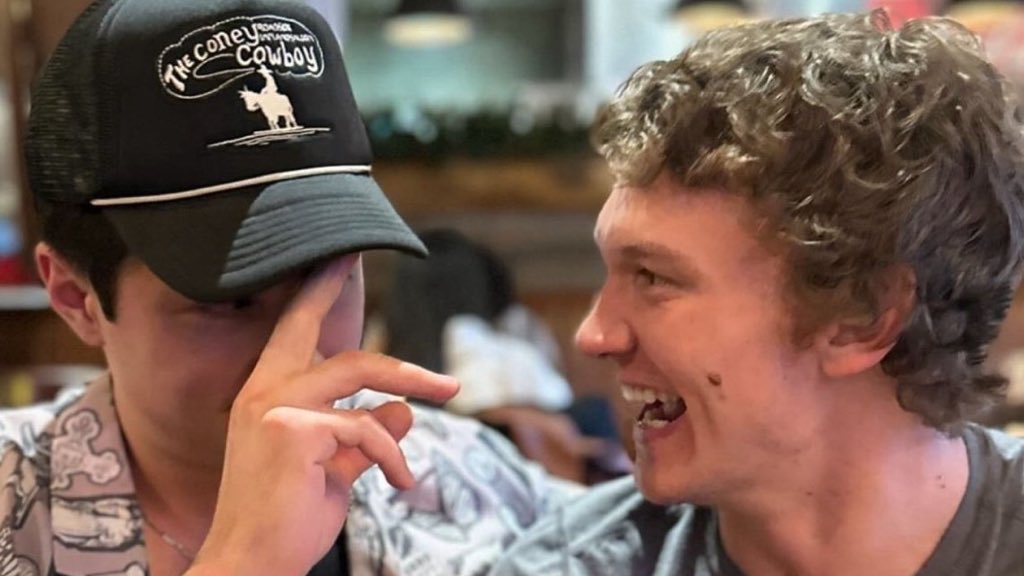 rznvlore's tweet image. the sisterhood of the traveling gay hats