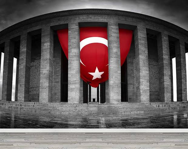 Dem parti kapatılmalıdır. Apo ve Dem Vekilleri Vatana ihanetten yargılanmalıdır. Pkknın gelir kaynakları kurutulmalıdır. Şeyhlerin ve feodalitenin kökü kazınmalıdır.
Türkiyede üretim devrimi yapılmalıdır.
İnsan ekmek yediği toprağa vatan der!
Laf ebeliğini ve şovu bırakın!