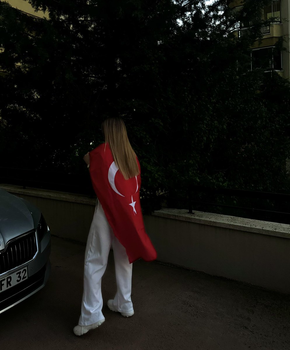 “Vatana ihanet edene, Hilalin gölgesi haram olsun…”

#VatanNamustur #TürkBayrağı  
🇹🇷🇹🇷🇹🇷