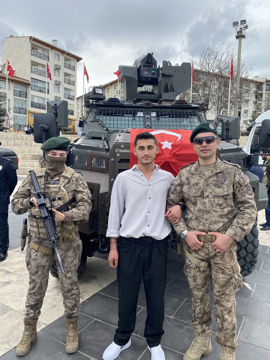 Türküm,Türkçüyüm,Atatürkçüyüm.
bu devlete ve bayrağa ihanet eden herkesin anasını bacısını sikeyim yedi ceddinize kadar sikeyim orospu evlatları sizi