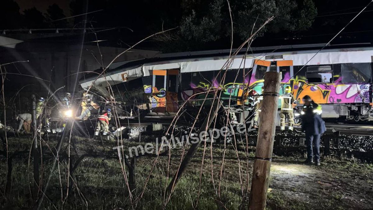 🇪🇸 | URGENTE: Apenas 48 horas después de la tragedia en Córdoba, se produce otro accidente ferroviario en España: 

Dos trenes de la red de Rodalies de Cataluña han descarrilado, y en al menos uno de ellos hay varios heridos de gravedad.