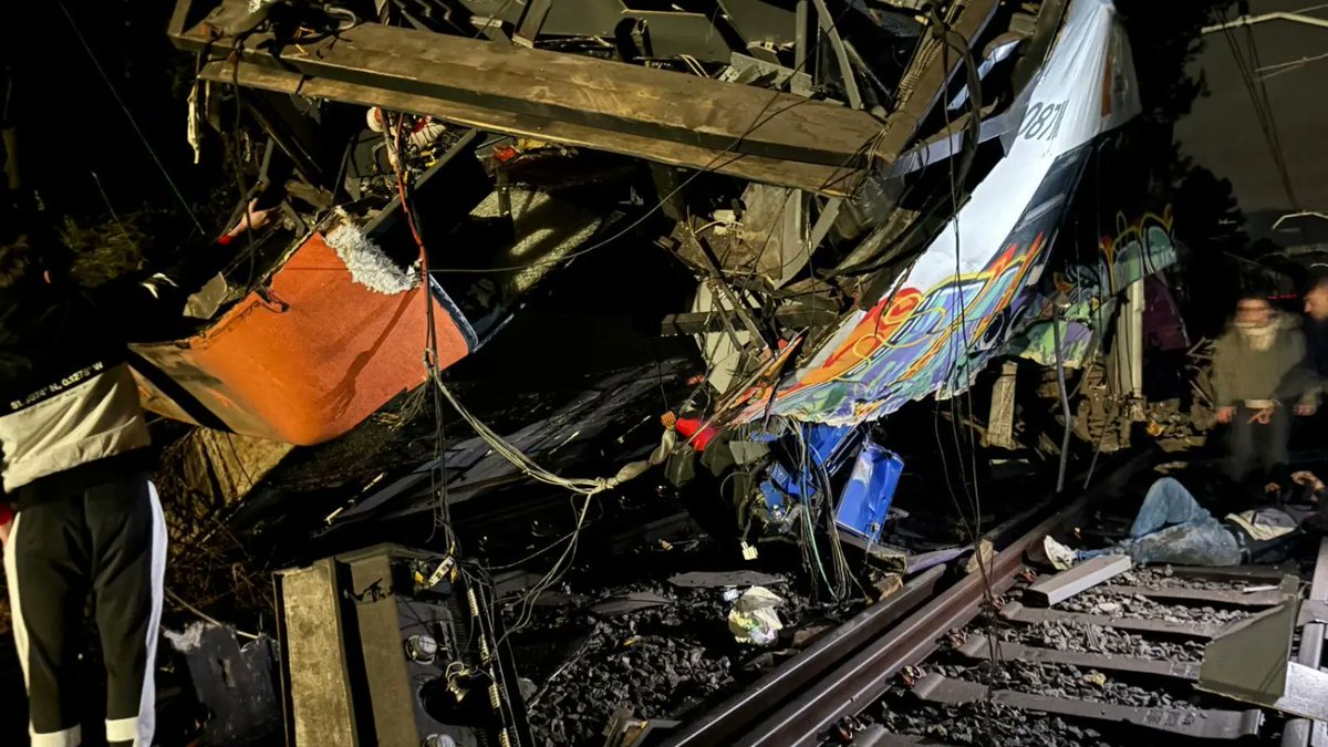 Así de terrorífica ha quedado la escena tras el descarrilamiento de un tren de la línea R4 de Rodalies, entre Gelida y Martorell, que se dirigía hacia Manresa, Barcelona, Cataluña.

El incidente se produjo cuando el tren colisionó con un muro caído que obstruía las vías.
