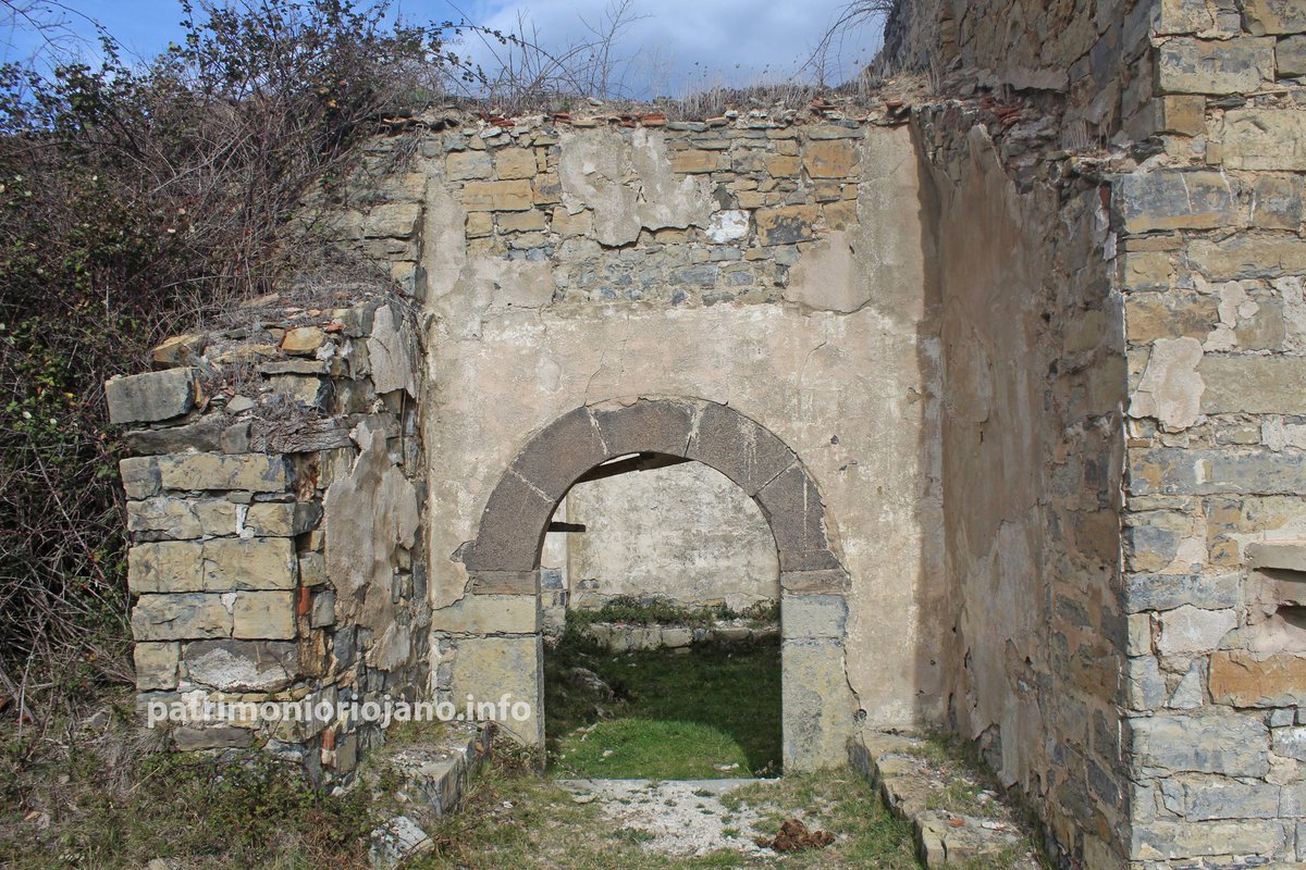 Patrimonio y despoblación.
El Villar de Poyales (Enciso).
Restos de la antigua Ermita de San Sebastián.

"Se trata de un sencillo edificio de sillarejo construido en el siglo XVII, de planta rectangular y dividido en dos tramos, el oriental
correspondiente a la cabecera recta".