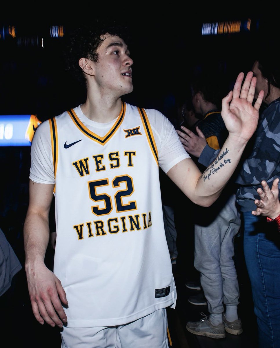 WVUniforms304's tweet image. Am I the only one that can’t stop thinking about these uniforms?

I mean they’re perfect! I genuinely cannot stop looking at them.

#HailWV