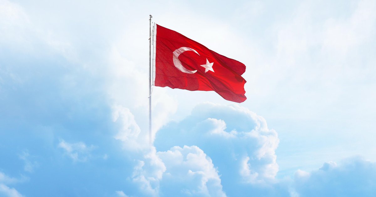 Dalgalan sen de şafaklar gibi ey şanlı hilal!
Olsun artık dökülen kanlarımın hepsi helal.
Ebediyen sana yok, ırkıma yok izmihlal:
Hakkıdır, hür yaşamış, bayrağımın hürriyet;
Hakkıdır, Hakk'a tapan, milletimin istiklal!