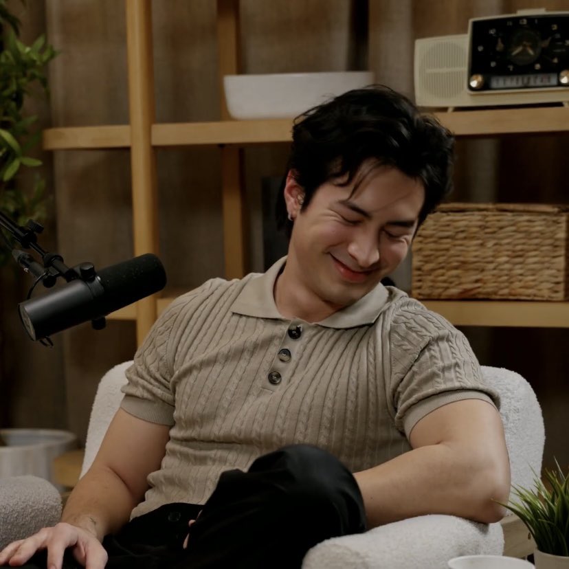 преступно мало внимания уделено этим гусиным лапкам вокруг глаз 🤲🏻😭