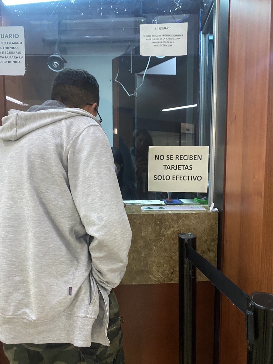 Por qué no reciben tarjeta en la notaría 40? No es raro que sólo reciban efectivo en una notaría?